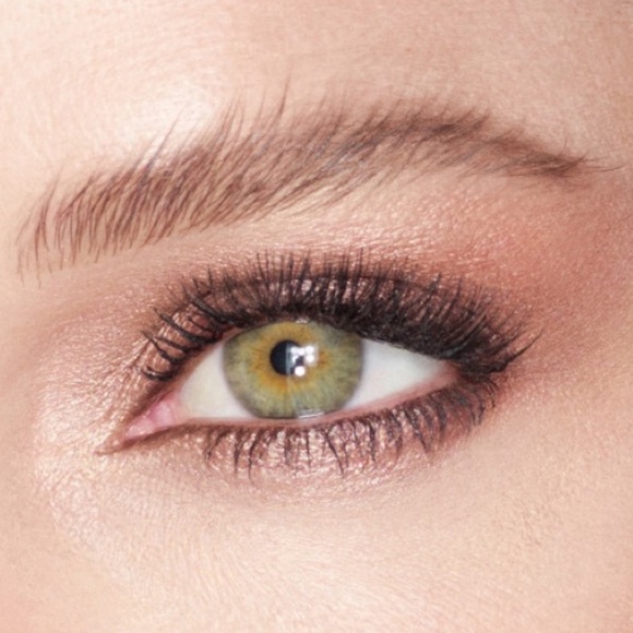 Charlotte Tilbury • Oyster Pearl eye shadow mesmerize - Picture 2 of 7